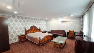 Отель Grand Hotel Бишкек Улучшенный двухместный номер с 1 кроватью или 2 отдельными кроватями-2