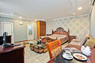 Отель Grand Hotel Бишкек Улучшенный двухместный номер с 1 кроватью или 2 отдельными кроватями-6