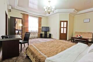 Отель Grand Hotel Бишкек Семейный двухместный номер с 1 кроватью-6