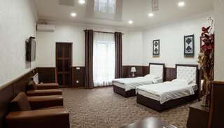 Отель Grand Hotel Бишкек Семейный двухместный номер с 1 кроватью-9